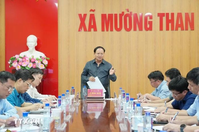 Bí thư Tỉnh ủy Lai Châu, Lê Minh Ngân phát biểu chỉ đạo tại buổi làm việc với Thường vụ Đảng ủy xã Mường Than. (Ảnh: Quý Trung/TTXVN)