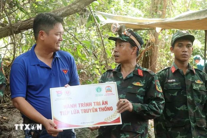 Trao tặng quà hỗ trợ lực lượng làm nhiệm vụ tại khu vực tìm kiếm hài cốt liệt sỹ ở Hang Đá Sập (xã Hà Nha, thành phố Đà Nẵng). (Ảnh: Khoa Chương/TTXVN)