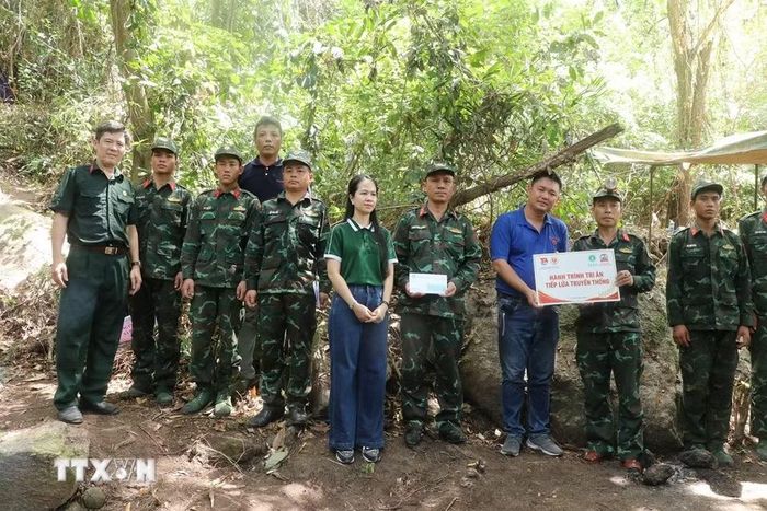 Trung tâm Thông tin Thông tấn xã Việt Nam khu vực miền Trung-Tây Nguyên và Công ty Luật Trách nhiệm hữu hạn Huỳnh Thiên Phúc trao tặng quà hỗ trợ lực lượng làm nhiệm vụ tại khu vực tìm kiếm hài cốt liệt sỹ ở Hang Đá Sập (xã Hà Nha, thành phố Đà Nẵng). (Ảnh: Khoa Chương/TTXVN)