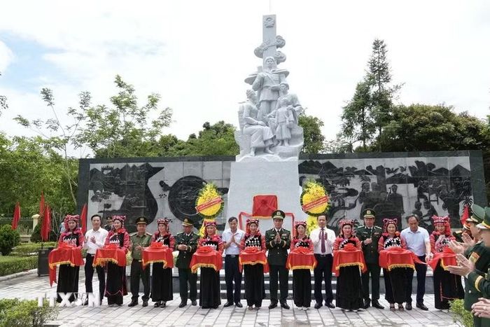Trung tướng Vũ Trung Kiên, Ủy viên Trung ương Đảng, Tư lệnh Bộ đội Biên phòng cùng lãnh đạo tỉnh Điện Biên thực hiện nghi lễ cắt băng khánh thành công trình. (Ảnh: Phan Quân/TTXVN)