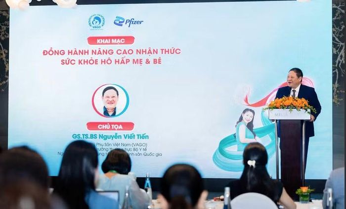 Giáo sư Nguyễn Viết Tiến - Chủ tịch Hội Phụ Sản Việt Nam, Nguyên Thứ trưởng Thường trực Bộ Y tế phát biểu tại buổi Tọa đàm. (Ảnh: PV/Vietnam+)