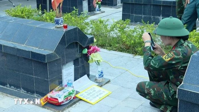 Mỗi phần mộ đều được rà soát, đối chiếu hồ sơ và số hóa thông tin tại hiện trường, bảo đảm dữ liệu đầy đủ, chính xác, phục vụ công tác quản lý và xác định danh tính hài cốt liệt sỹ. (Ảnh: Khiếu Tư/TTXVN)