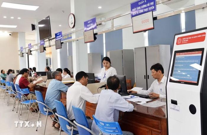 Trung tâm Phục vụ hành chính công xã Mộ Đức, Quảng Ngãi giải quyết hồ sơ cho hàng chục người dân mỗi ngày. (Ảnh: Đinh Hương/TTXVN)