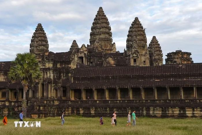 Khách du lịch tham quan đền Angkor Wat ở tỉnh Siem Reap, Campuchia. (Ảnh: AFP/TTXVN)