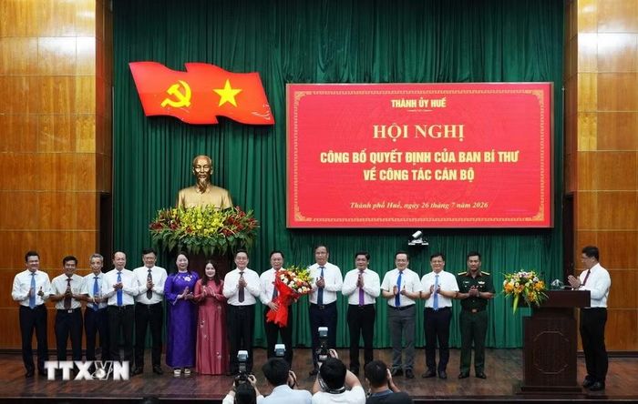 Ban Thường vụ Thành ủy Huế tặng hoa chúc mừng đồng chí Lê Trí Thanh, Phó Bí thư Thành ủy Huế. (Ảnh: Nguyên Lý/TTXVN)