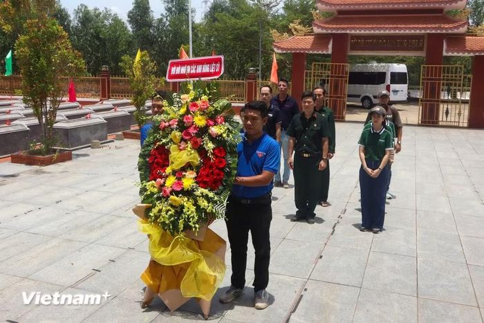 Đoàn công tác dâng hương tại Nghĩa trang liệt sĩ xã Hà Nha (Đà Nẵng). (Ảnh: Thanh Phong/Vietnam+)