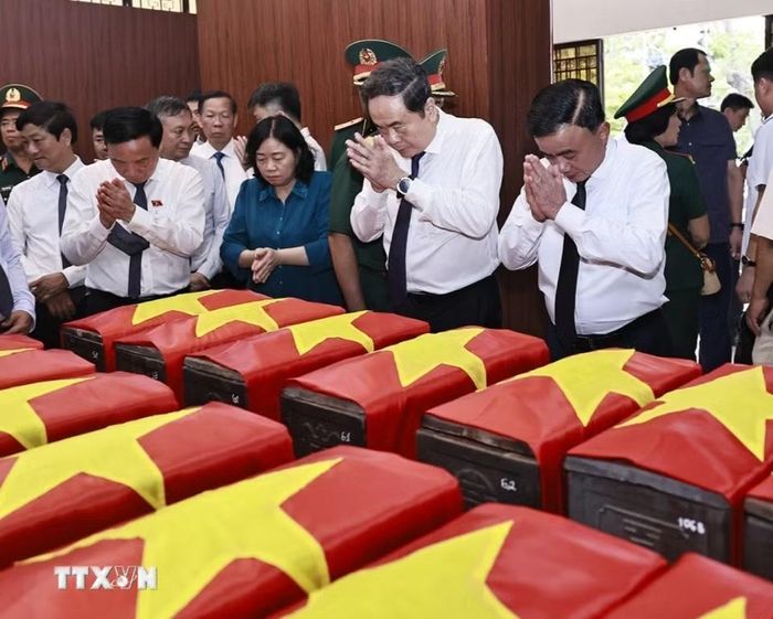 Chủ tịch Quốc hội Trần Thanh Mẫn, Thường trực Ban Bí thư Trần Cẩm Tú và đại biểu tưởng niệm các liệt sỹ tại Nhà quàn hài cốt liệt sỹ. (Ảnh: Doãn Tấn/TTXVN)