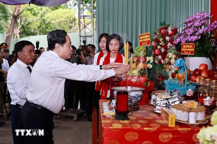 Chủ tịch Quốc hội Trần Thanh Mẫn và Thường trực Ban Bí thư Trần Cẩm Tú dâng hương tại Công viên Lê Thị Riêng (Thành phố Hồ Chí Minh). (Ảnh: Doãn Tấn/TTXVN)