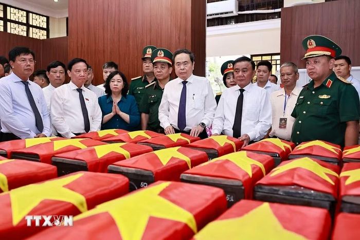 Chủ tịch Quốc hội Trần Thanh Mẫn, Thường trực Ban Bí thư Trần Cẩm Tú và đại biểu tưởng niệm các liệt sỹ tại Nhà quàn hài cốt liệt sỹ. (Ảnh: Doãn Tấn/TTXVN)