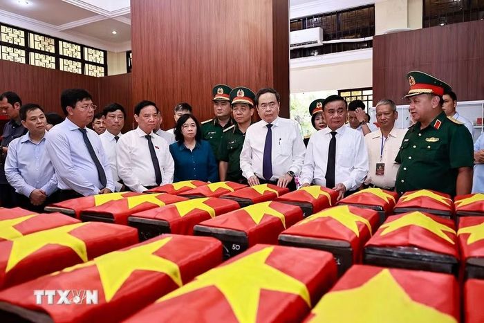 Chủ tịch Quốc hội Trần Thanh Mẫn, Thường trực Ban Bí thư Trần Cẩm Tú và đại biểu tưởng niệm các liệt sỹ tại Nhà quàn hài cốt liệt sỹ. (Ảnh: Doãn Tấn/TTXVN)