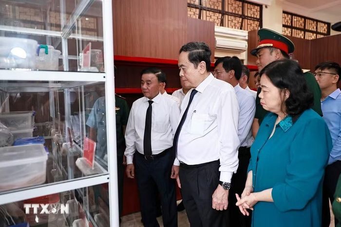 Chủ tịch Quốc hội Trần Thanh Mẫn, Thường trực Ban Bí thư Trần Cẩm Tú thăm, động viên các lực lượng tham gia tìm kiếm, quy tập hài cốt liệt sỹ tại Công viên Lê Thị Riêng. (Ảnh: Doãn Tấn/TTXVN)