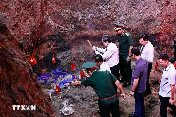 Chủ tịch Quốc hội Trần Thanh Mẫn thăm khu tìm kiếm, quy tập hài cốt liệt sỹ tại Công viên Lê Thị Riêng (Thành phố Hồ Chí Minh). (Ảnh: Doãn Tấn/TTXVN)
