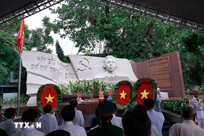 Chủ tịch Quốc hội Trần Thanh Mẫn và Thường trực Ban Bí thư Trần Cẩm Tú dâng hoa, dâng hương tại Tượng đài cố Tổng Bí thư Trần Phú. (Ảnh: Doãn Tấn/TTXVN)