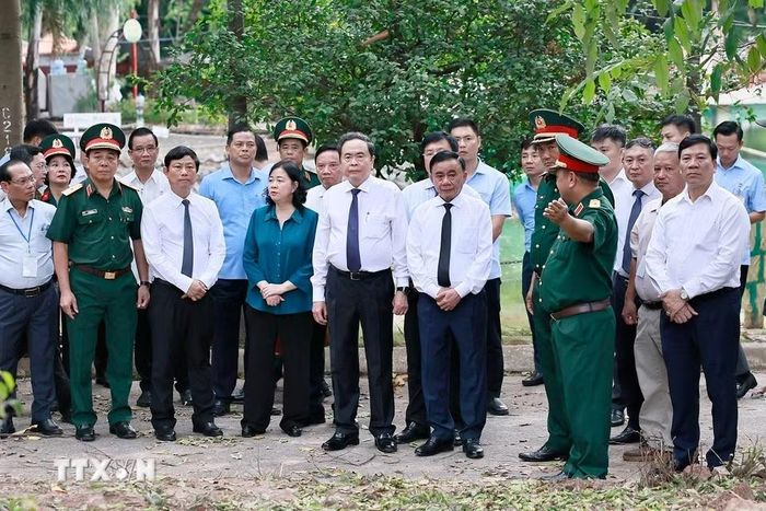 Chủ tịch Quốc hội Trần Thanh Mẫn thăm, động viên các lực lượng tham gia tìm kiếm, quy tập hài cốt liệt sỹ tại Công viên Lê Thị Riêng (Thành phố Hồ Chí Minh). (Ảnh: Doãn Tấn/TTXVN)