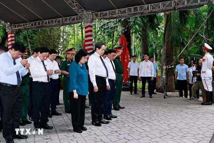 Chủ tịch Quốc hội Trần Thanh Mẫn và Thường trực Ban Bí thư Trần Cẩm Tú dâng hoa, dâng hương tại Tượng đài cố Tổng Bí thư Trần Phú. (Ảnh: Doãn Tấn/TTXVN)