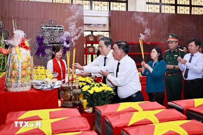 Chủ tịch Quốc hội Trần Thanh Mẫn, Thường trực Ban Bí thư Trần Cẩm Tú và đại biểu dâng hương tưởng niệm các liệt sỹ tại Nhà quàn hài cốt liệt sỹ. (Ảnh: Doãn Tấn/TTXVN)