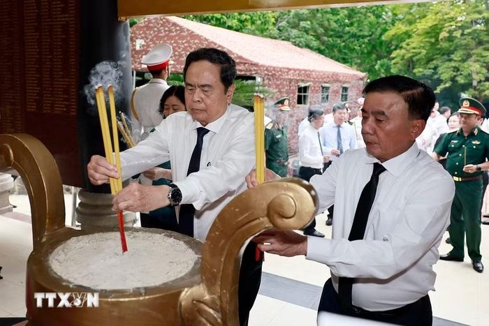 Chủ tịch Quốc hội Trần Thanh Mẫn và Thường trực Ban Bí thư Trần Cẩm Tú dâng hương tại Nhà bia tưởng niệm ghi danh liệt sỹ Quận 10. (Ảnh: Doãn Tấn/TTXVN)