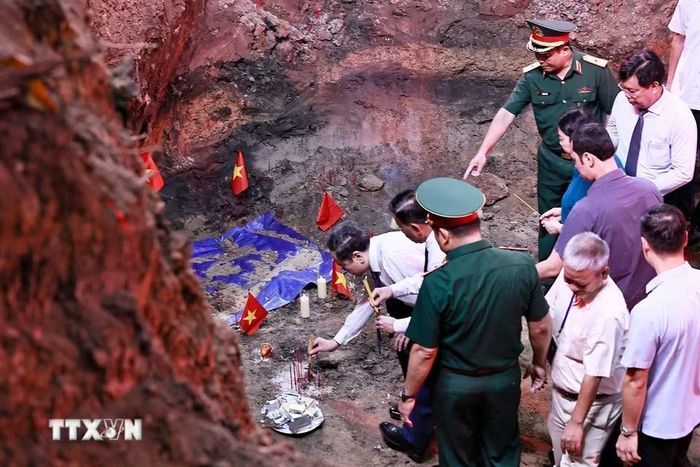 Chủ tịch Quốc hội Trần Thanh Mẫn thăm khu vực tìm kiếm, quy tập hài cốt liệt sỹ tại Công viên Lê Thị Riêng. (Ảnh: Doãn Tấn/TTXVN)