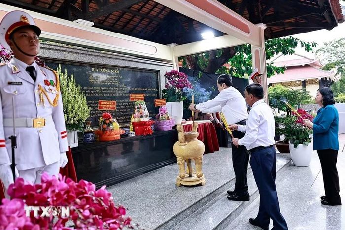 Chủ tịch Quốc hội Trần Thanh Mẫn dâng hoa, dâng hương tại Bia tưởng niệm Anh hùng liệt sỹ Lê Thị Riêng và Anh hùng liệt sỹ Trần Văn Kiểu. (Ảnh: Doãn Tấn/TTXVN)
