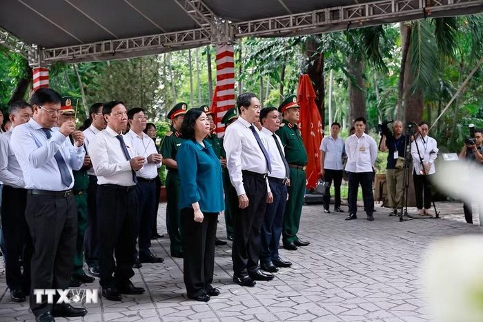 Chủ tịch Quốc hội Trần Thanh Mẫn và Thường trực Ban Bí thư Trần Cẩm Tú dâng hoa, dâng hương tại Tượng đài cố Tổng Bí thư Trần Phú. (Ảnh: Doãn Tấn - TTXVN)