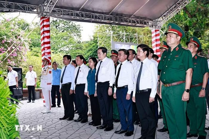 Chủ tịch Quốc hội Trần Thanh Mẫn và Thường trực Ban Bí thư Trần Cẩm Tú dâng hoa, dâng hương tại Tượng đài cố Tổng Bí thư Trần Phú. (Ảnh: Doãn Tấn/TTXVN)