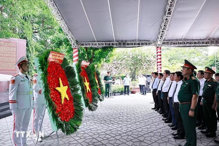 Chủ tịch Quốc hội Trần Thanh Mẫn và Thường trực Ban Bí thư Trần Cẩm Tú dâng hoa, dâng hương tại Tượng đài cố Tổng Bí thư Trần Phú. (Ảnh: Doãn Tấn/TTXVN)