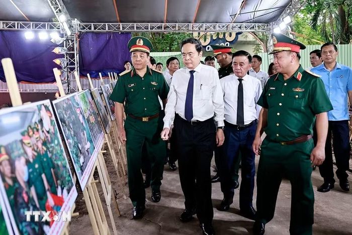 Chủ tịch Quốc hội Trần Thanh Mẫn, Thường trực Ban Bí thư Trần Cẩm Tú thăm, động viên các lực lượng tham gia tìm kiếm, quy tập hài cốt liệt sỹ tại Công viên Lê Thị Riêng (Thành phố Hồ Chí Minh). (Ảnh: Doãn Tấn/TTXVN)