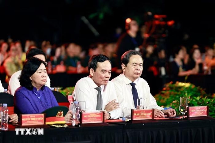 Chủ tịch Quốc hội Trần Thanh Mẫn và đại biểu dự Chương trình cầu truyền hình tại Công viên Lê Thị Riêng, Thành phố Hồ Chí Minh. (Ảnh: Doãn Tấn/TTXVN)