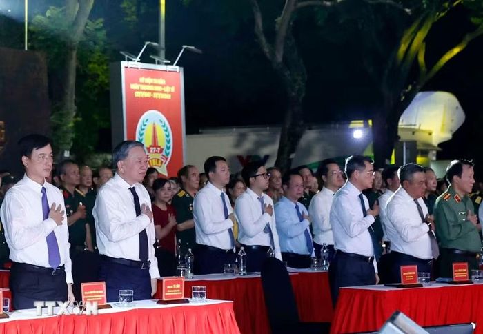 Tổng Bí thư, Chủ tịch nước Tô Lâm, Thủ tướng Lê Minh Hưng và các đại biểu tại điểm cầu Hà Nội. (Ảnh: Thống Nhất/TTXVN)