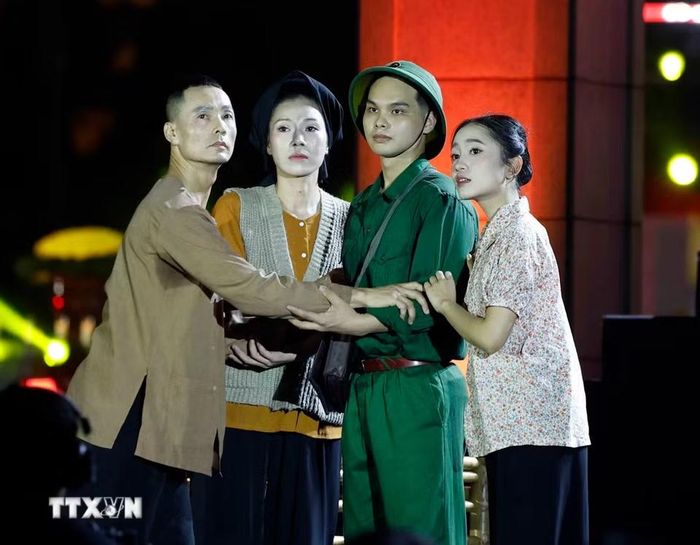 Tiết mục tại điểm cầu Hà Nội. (Ảnh: Thống Nhất/TTXVN)