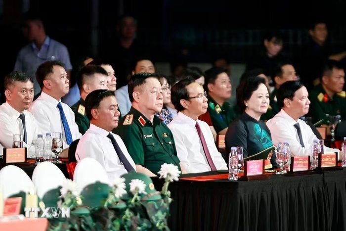 Thường trực Ban Bí thư Trần Cẩm Tú và đại biểu dự Chương trình cầu truyền hình tại Công viên Lê Thị Riêng, Thành phố Hồ Chí Minh. (Ảnh: Doãn Tấn/TTXVN)