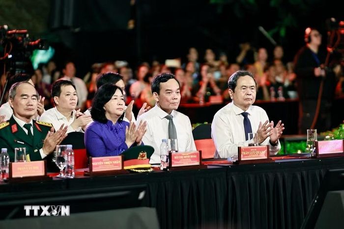 Chủ tịch Quốc hội Trần Thanh Mẫn và đại biểu dự Chương trình cầu truyền hình tại Công viên Lê Thị Riêng, Thành phố Hồ Chí Minh. (Ảnh: Doãn Tấn/TTXVN)