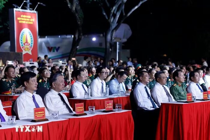 Tổng Bí thư, Chủ tịch nước Tô Lâm, Thủ tướng Lê Minh Hưng và các đại biểu dự tại điểm cầu Hà Nội. (Ảnh: Thống Nhất/TTXVN)