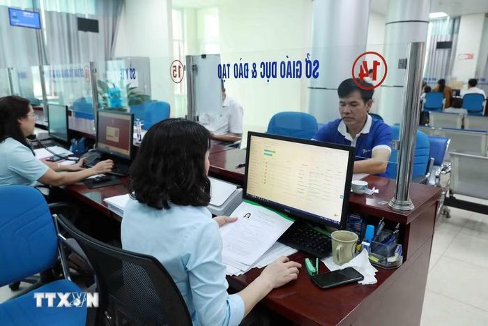 Cán bộ Sở Giáo dục và Đào tạo tỉnh Lai Châu xử lý thủ tục hành chính trên hệ thống điện tử. (Ảnh: Việt Dũng/TTXVN)