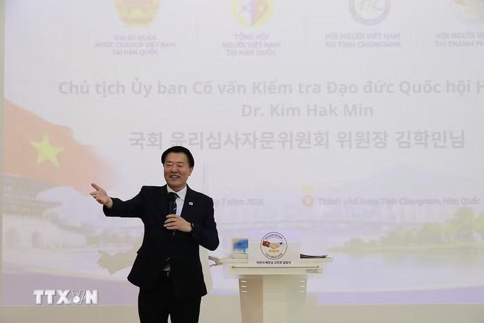 Chủ tịch Ủy ban Cố vấn Kiểm tra Đạo đức Quốc hội Hàn Quốc, ông Kim Hak-min chúc mừng Hội người Việt tại Asan. (Ảnh: Khánh Vân/TTXVN)