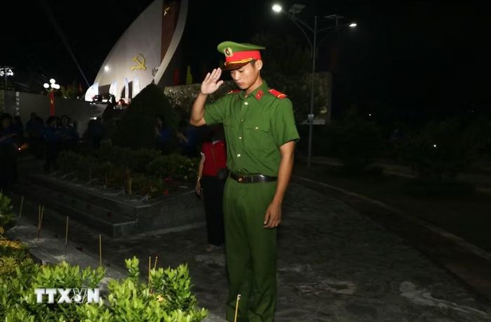 Đoàn viên, thanh niên lực lượng vũ trang Đồng Tháp viếng mộ liệt sỹ. (Ảnh: Hồng Thái/TTXVN)