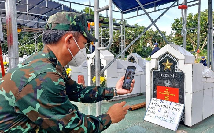 Lực lượng chức năng tỉnh An Giang thực hiện số hóa thông tin các phần mộ liệt sĩ trước khi tiến hành khai quật để lấy mẫu sinh phẩm giám định ADN tại Nghĩa trang liệt sĩ Châu Phú.