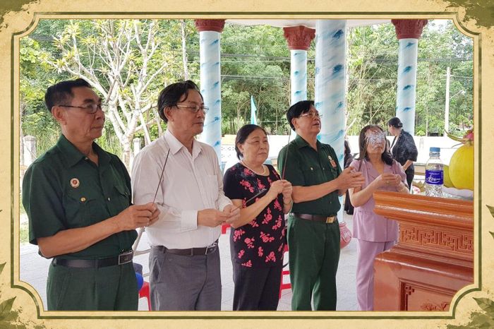Vợ ông Nguyễn Văn Giang (đứng giữa) luôn âm thầm đồng hành, ủng hộ ông trong các hoạt động tri ân đồng đội và thân nhân liệt sĩ.