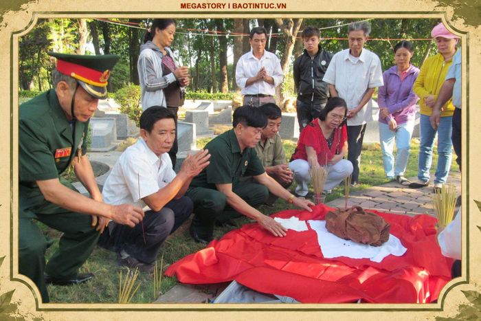 Ông Nguyễn Văn Giang cùng đồng đội hỗ trợ thân nhân làm lễ tại phần mộ liệt sĩ sau nhiều năm tìm kiếm.