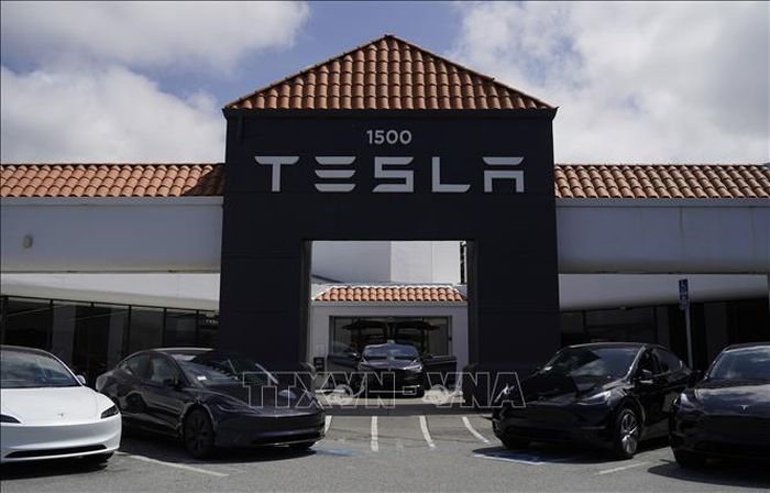 Một cửa hàng của Tesla ở San Mateo, California, Mỹ. Ảnh: THX/TTXVN
