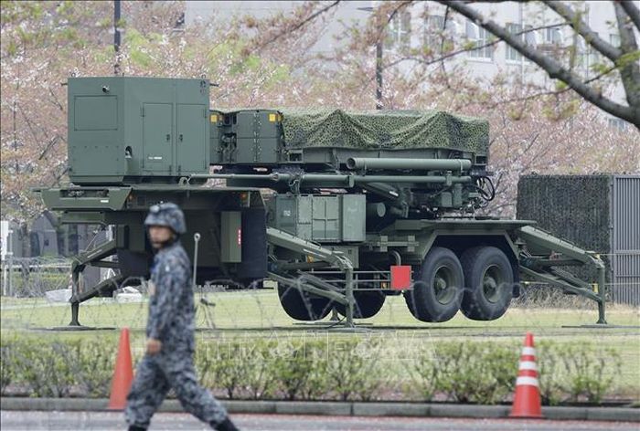 Hệ thống phòng thủ tên lửa Patriot PAC-3 được triển khai tại trụ sở Bộ Quốc phòng Nhật Bản ở thủ đô Tokyo. Ảnh: Kyodo/TTXVN