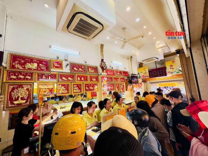 Những người mua vàng thời điểm tháng 2 và 3 đang không thể cắt lỗ vì giá đang xuống quá thấp.