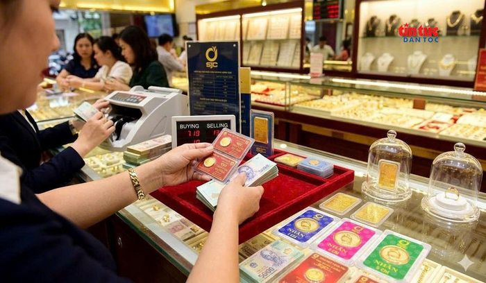 Ngày 26/7, giá vàng miếng SJC niêm yết quanh mốc 137,5 triệu đồng/lượng (mua vào) và 141,5 triệu đồng/lượng (bán ra). Ảnh minh họa