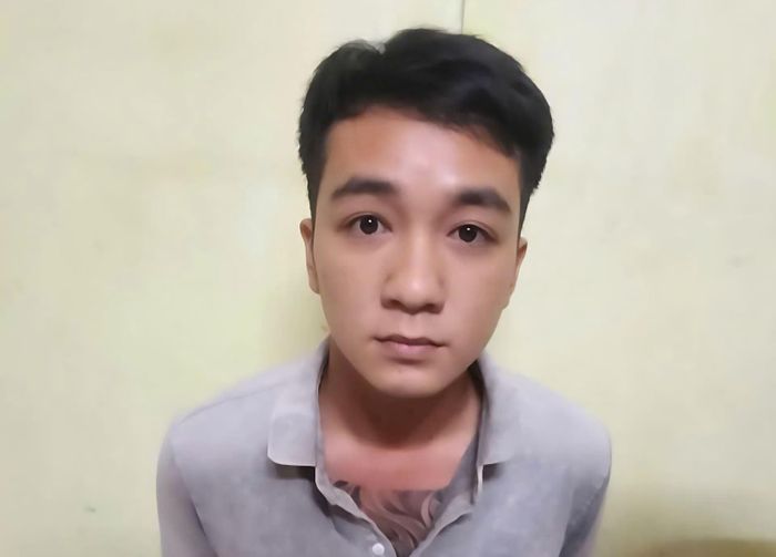 Đối tượng Nguyễn Hữu Huân (thường gọi là "Ba Giá") bị bắt quả tang khi đang giao các đầu pod chứa Etomidate cho khách.