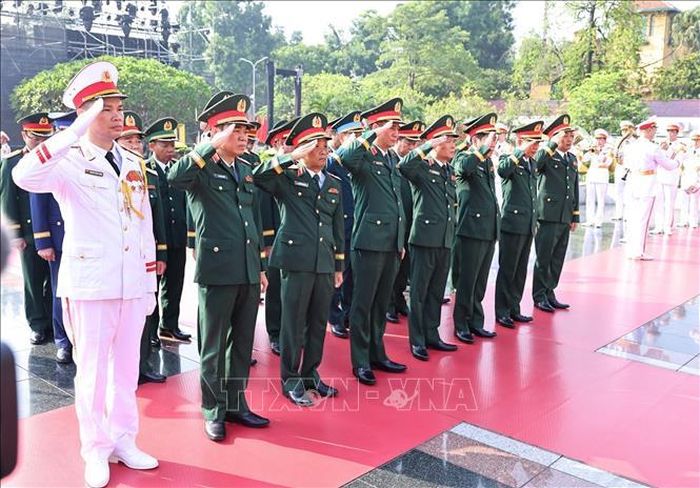 Đoàn đại biểu Quân ủy Trung ương và Bộ Quốc phòng đặt vòng hoa tưởng niệm các Anh hùng liệt sĩ. Ảnh: Minh Đức/TTXVN