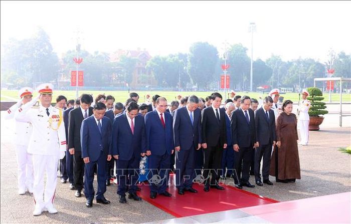 Đoàn đại biểu Ban Chấp hành Trung ương Đảng, Chủ tịch nước, Quốc hội, Chính phủ thành kính tưởng niệm Chủ tịch Hồ Chí Minh. Ảnh: Phạm Kiên/TTXVN