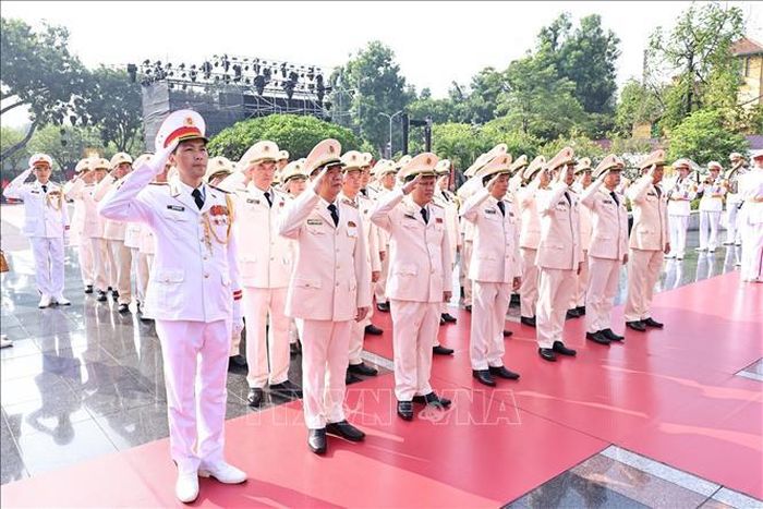 Đoàn đại biểu Đảng ủy Công an Trung ương và Bộ Công an đặt vòng hoa tại Đài tưởng niệm các Anh hùng liệt sĩ. Ảnh: Minh Đức/TTXVN