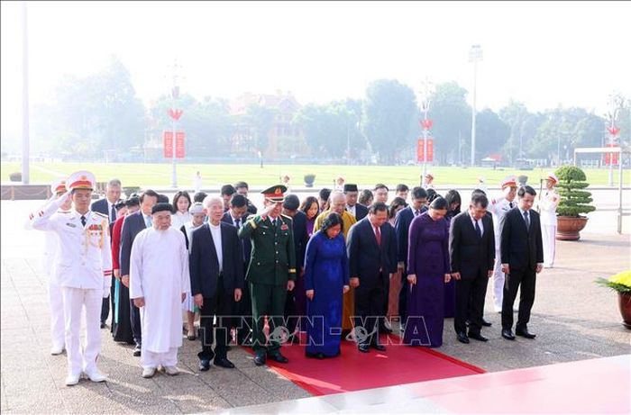 Đoàn đại biểu Ủy ban Trung ương Mặt trận Tổ quốc Việt Nam thành kính tưởng niệm Chủ tịch Hồ Chí Minh. Ảnh: Phạm Kiên/TTXVN