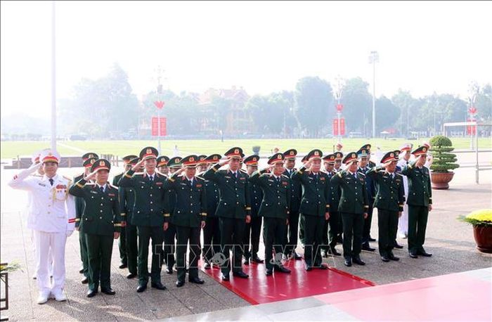 Đoàn đại biểu Quân ủy Trung ương - Bộ Quốc phòng thành kính tưởng niệm Chủ tịch Hồ Chí Minh. Ảnh: Phạm Kiên/TTXVN