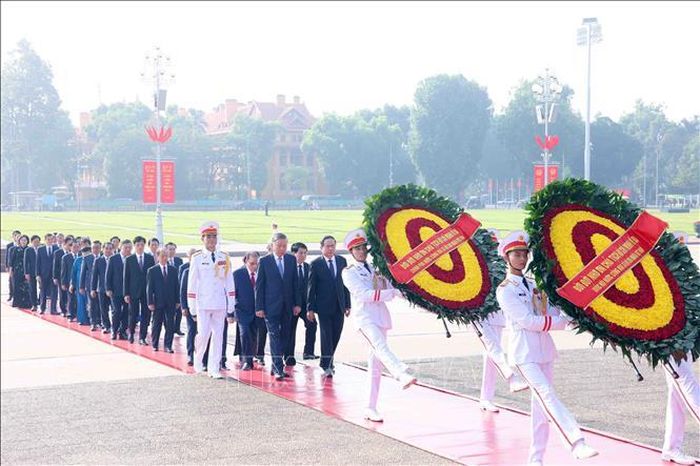Đoàn đại biểu Ban Chấp hành Trung ương Đảng, Chủ tịch nước, Quốc hội, Chính phủ đến đặt vòng hoa và vào Lăng viếng Chủ tịch Hồ Chí Minh. Ảnh: Phạm Kiên/TTXVN